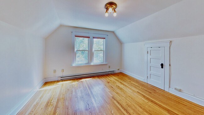 Building Photo - [In-Unit Laundry; Garden] Townhouse-Style Living, with Historical Details & Parking!