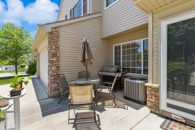 Building Photo - CHARMING HOME WITH EXCELLENT LOCATION!!  2 Bedroom, 1.5 Bathroom Townhome in West Des Moines!