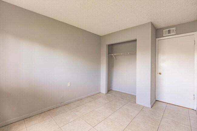Building Photo - 1140 Lake Victoria Dr