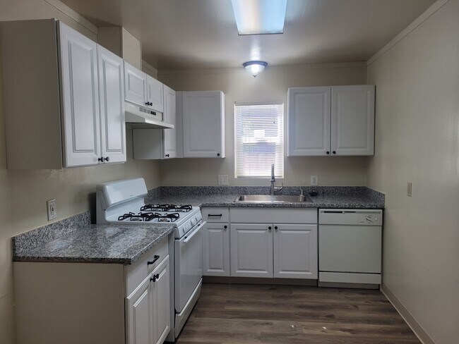Building Photo - Three bedroom 1 bath with central heat and air
