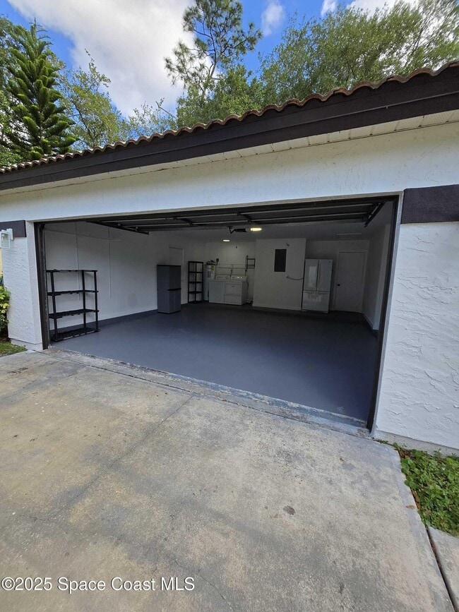 Building Photo - 400 Koutnik Rd SE