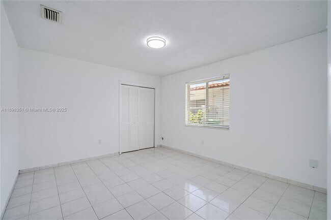 Building Photo - 3437 SW 25th St