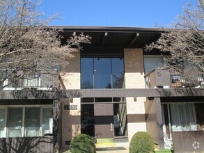 Building Photo - Two Bedroom, Two Bath Condo Located Near T...