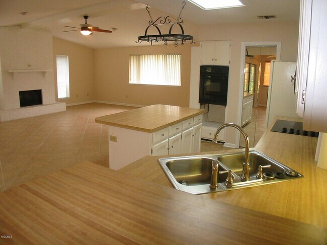 Building Photo - 56105 Diamondhead Dr E