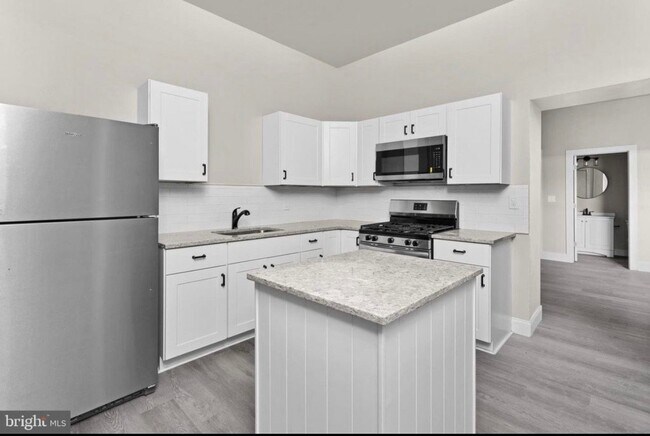 Building Photo - 134 4th Ave