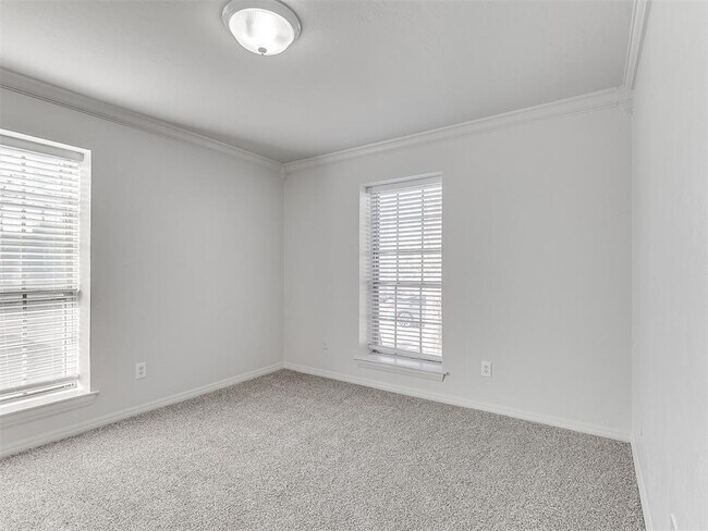 Building Photo - 6100 N Brookline Ave