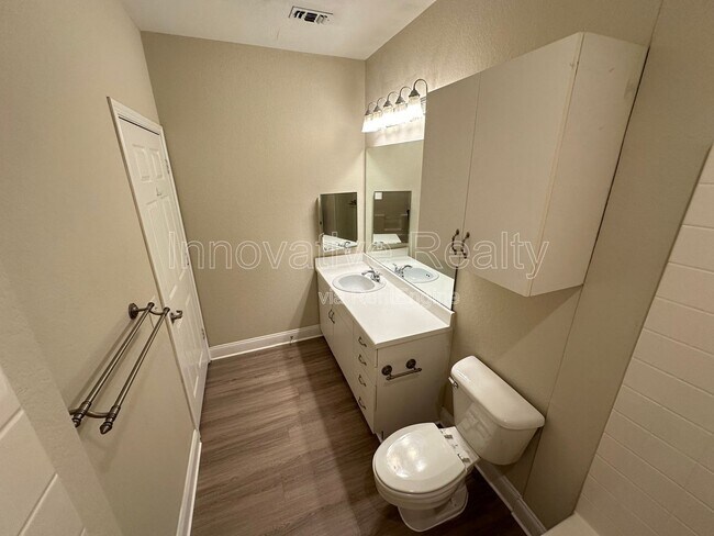 Building Photo - 860 N Orange Ave