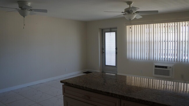 Building Photo - 42 Sussex E