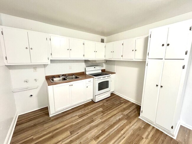 Building Photo - 3 BEDROOM/ 1 BATH COTTAGE WITH LARGE BACK ...
