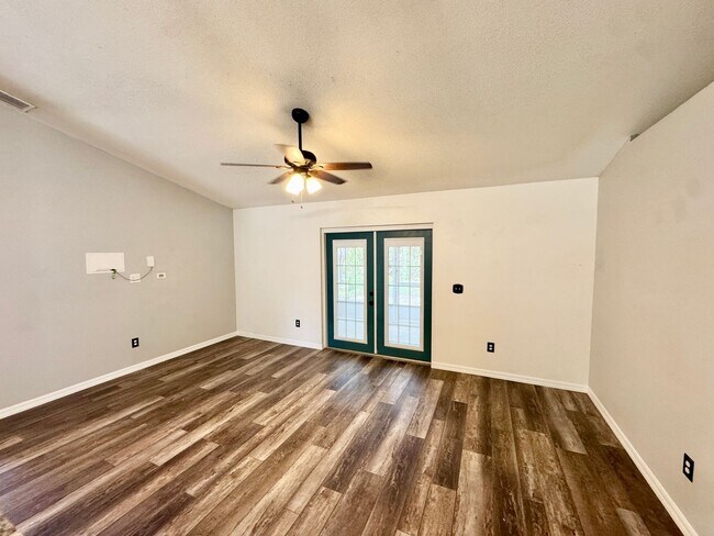 Building Photo - Spacious 3 Bedroom 2 Bath home, close to lake Minneola and Downtown Clermont