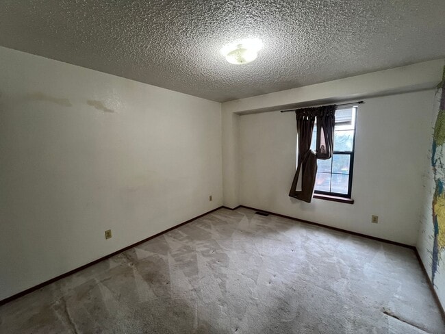 Building Photo - Beautiful 3 bed 2 1/2 bath with 2 car garage! (NEW PICTURES TO COME!!)