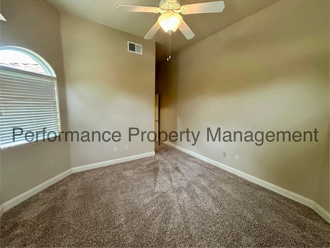 Building Photo - Gorgeous 2 Bed/2.5 Bath + Office w/ Lake V...