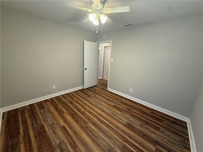 Building Photo - 505 Newport Dr W