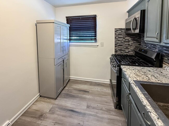 Building Photo - 8 West Side Ave