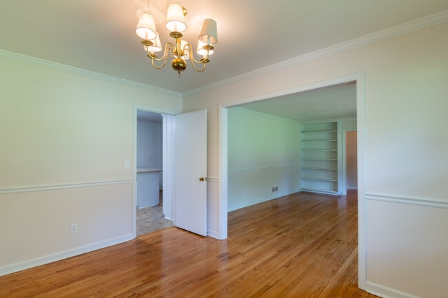 Building Photo - 3003 Stratford Dr