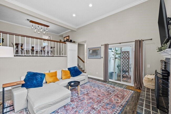 Building Photo - Large townhome in Huntington Beach!