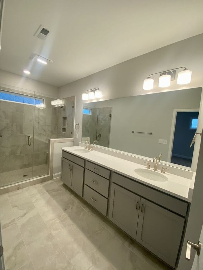 Building Photo - End Unit Townhouse in Terraces at Farmington