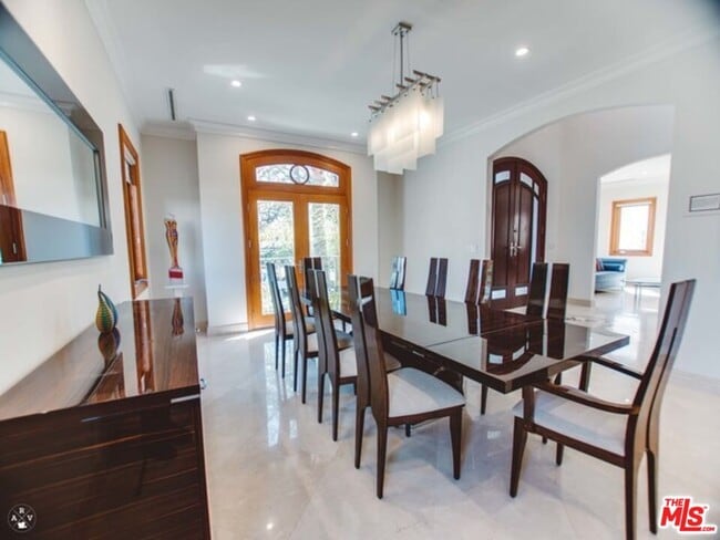 Building Photo - 9033 Cresta Dr