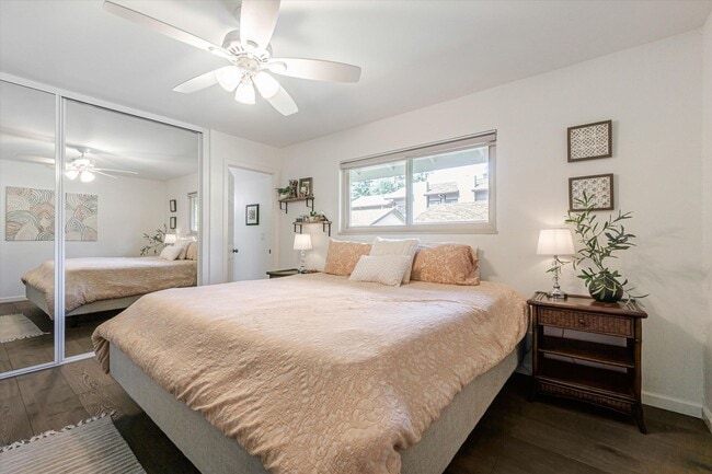 Building Photo - Freshly Renovated, End Unit Town-House Ava...