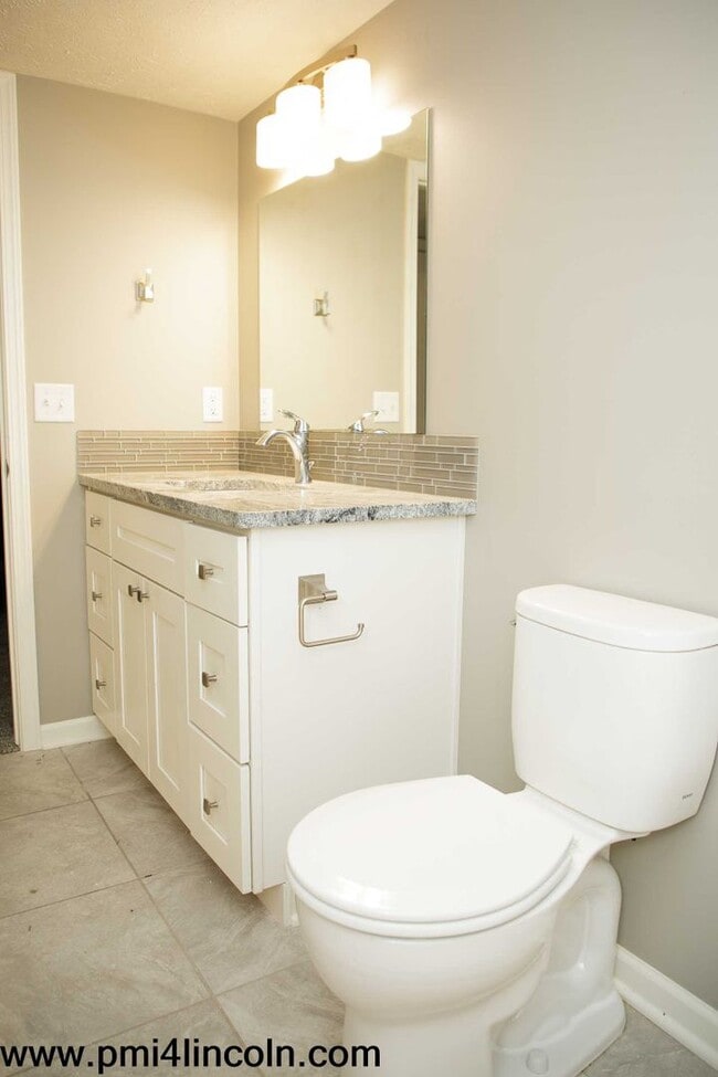 Building Photo - 9800 S 72 St – 5 beds/3 baths/ 3-stall