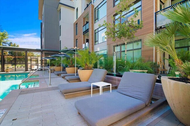 Building Photo - 908 Rich Ave