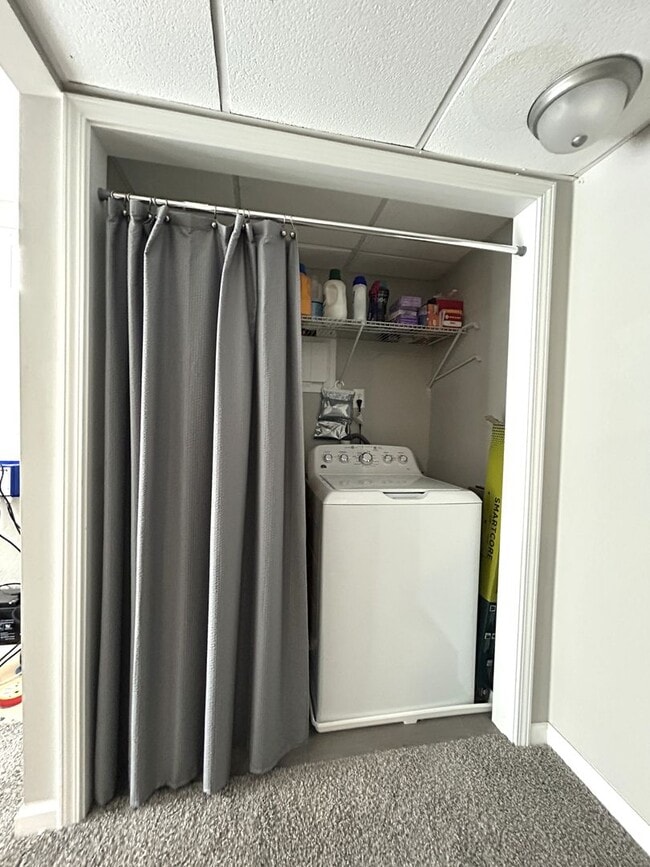 Building Photo - Adorable and Spacious Ranch Close to Town!