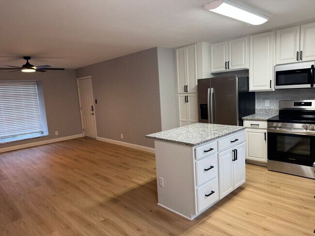 Building Photo - NEWLY RENOVATED 1 bed, 1 bath ground level condo!