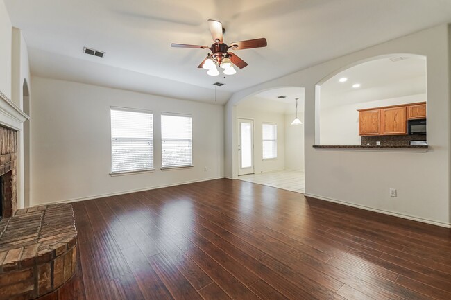 Building Photo - $1850 3 Bed/2 Bath/2 Garage Ready for Move-in Home in Mustang Creek