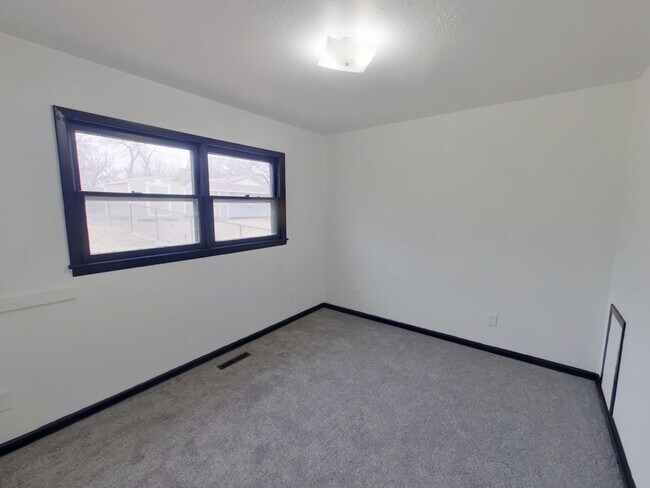 Building Photo - 1842 N Chautauqua St