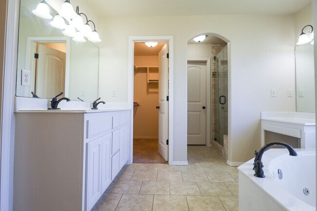 Building Photo - Spacious 4 bedroom 3 bathroom home In Sand Springs