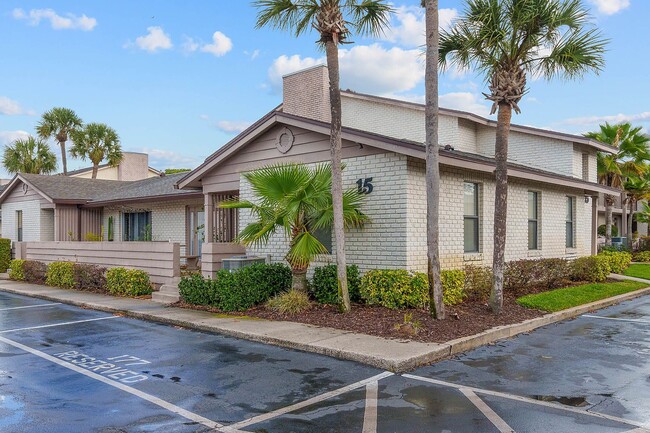 Building Photo - Audubon Park 2/2 Corner Unit Villa with La...