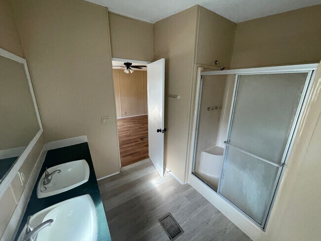 Building Photo - 3/2 Manufactured Home in the Country.