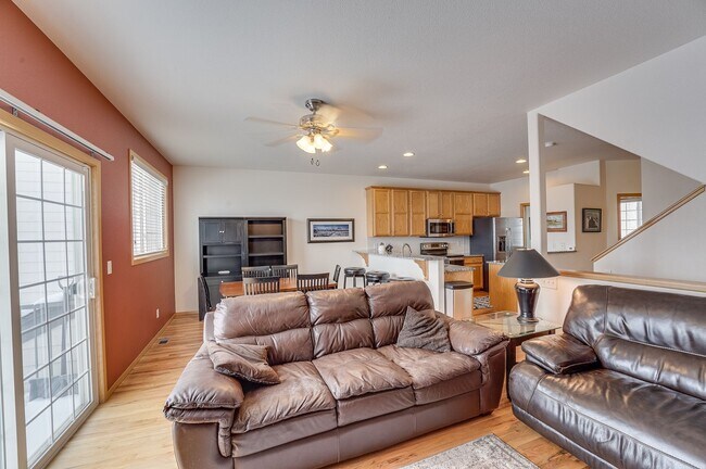 Building Photo - Spacious 3 bed, 2.5 bath Townhome in Ridgewood Hills!