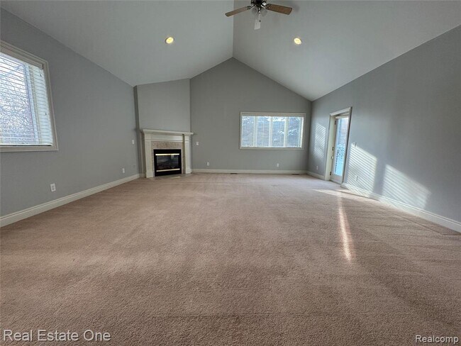 Building Photo - 1030 Oakwood Dr