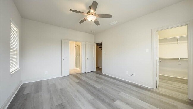 Building Photo - 2745 Troutt Dr