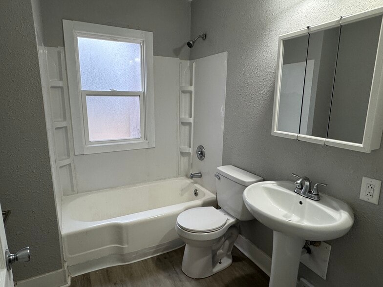 Building Photo - 824 Tremont Ave