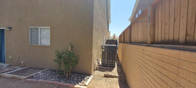 Building Photo - Desert Jewel