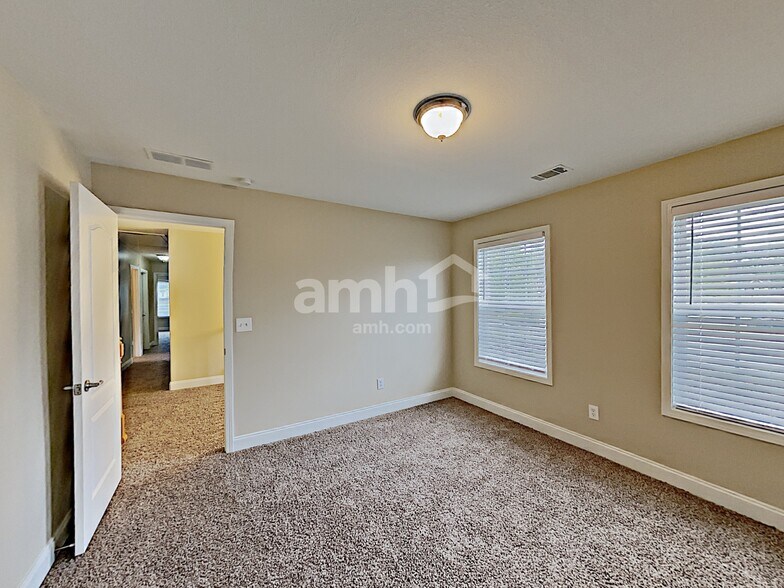 Building Photo - 712 Gatwick Ct