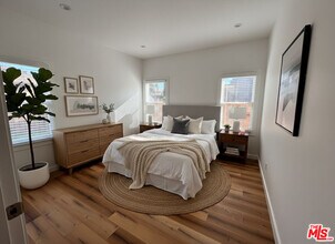 Building Photo - 1289 W 22nd St