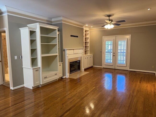 Building Photo - 2BR Bellevue Townhome