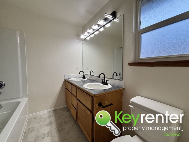 Building Photo - Spacious Northeast Tacoma 3 Bedroom 2.5 Bathroom Home for Rent in Secluded Neighborhood!