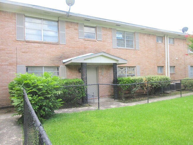 Building Photo - Spring Branch Condo  ALL BILLS PAID!