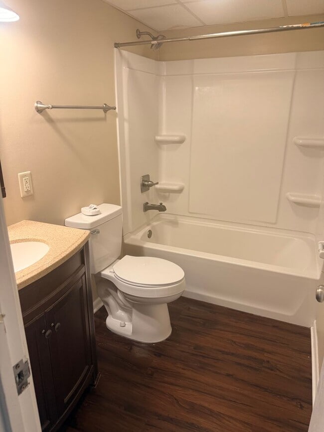 Building Photo - Spacious 2BR Condo – Pool Access & Utilities