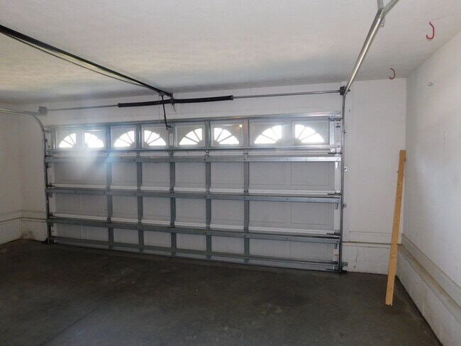 Building Photo - Beautiful Family Home