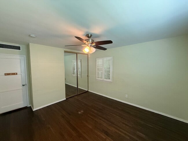 Building Photo - Lovely 3 Bedroom House w/ Finished Garage