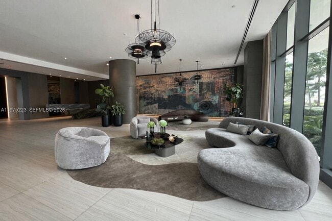 Building Photo - 460 NE 28th St