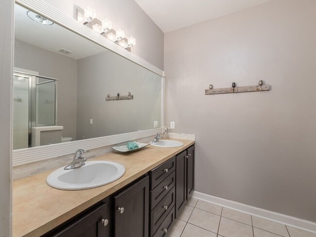 Building Photo - Beautiful 3 bedroom town home for rent Aug...