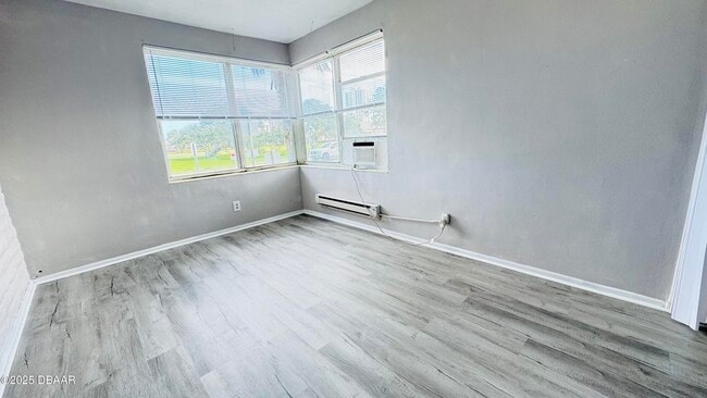 Building Photo - 637 N Oleander Ave