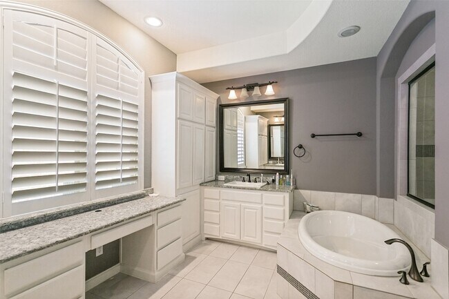 Building Photo - 7721 Shackelford Dr