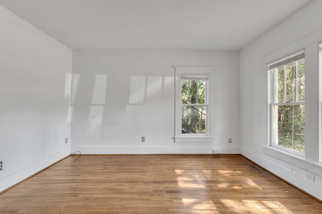 Building Photo - Charming Sylvan Park Shotgun Apartment in ...